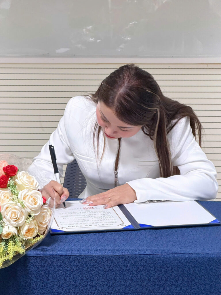 Chủ tịch Nguyễn Thị Thu Thảo đại diện Thảo Vy Group ký kết hợp tác chiến lược MOU tại OCU